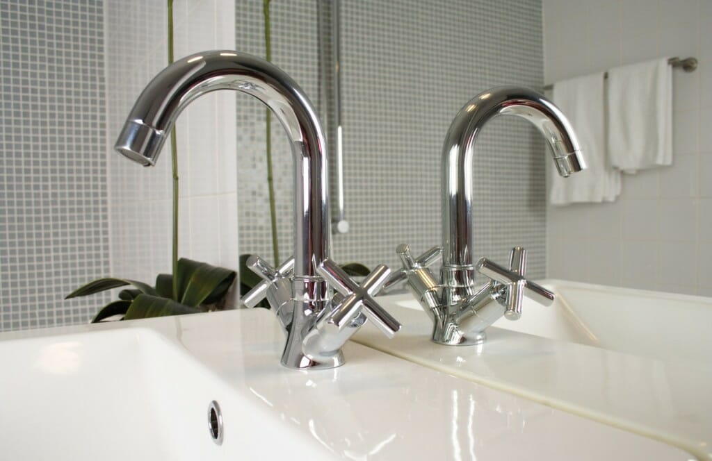 When You Re Showering Does Water Come From Your Bathtub Faucet